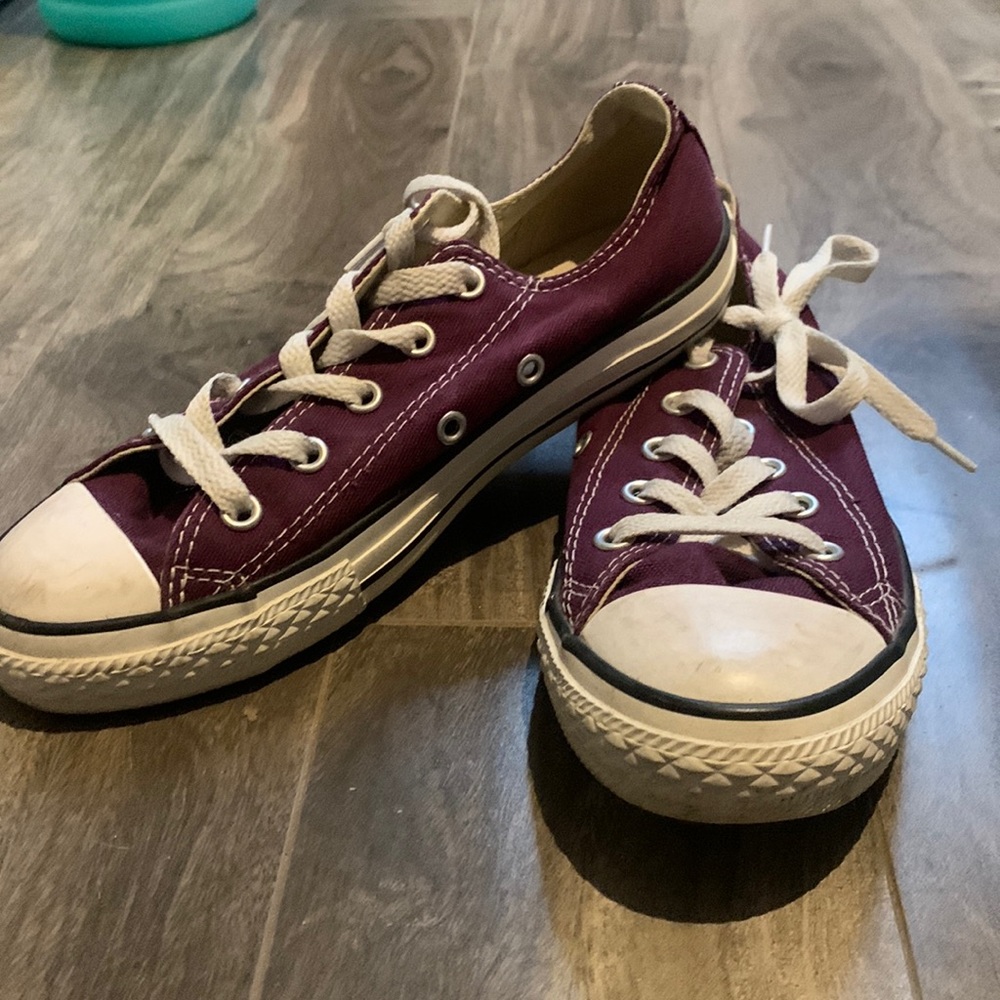 Maroon converse size 5